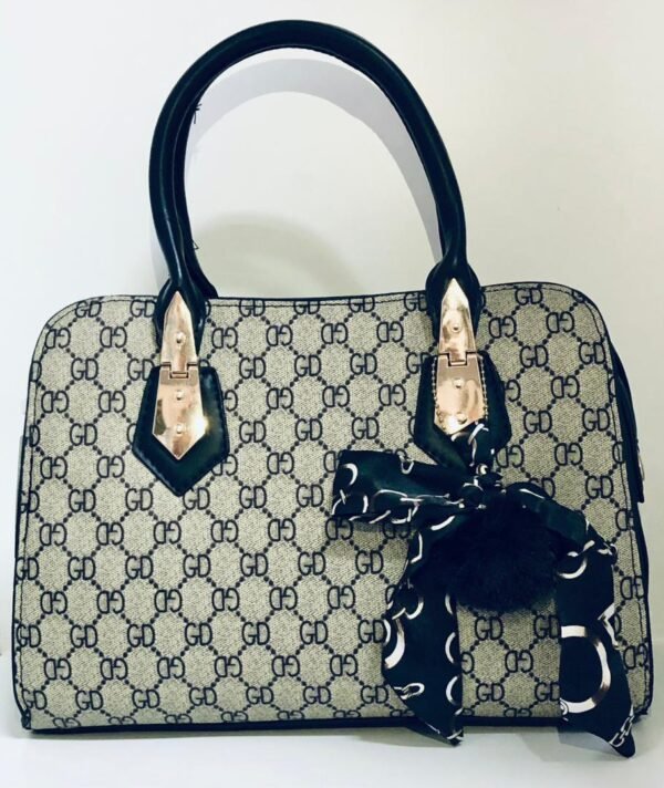 Bolsa de mano tipo satchel con un diseño inspirado en la marca Gucci, que incluye un pañuelo decorativo.