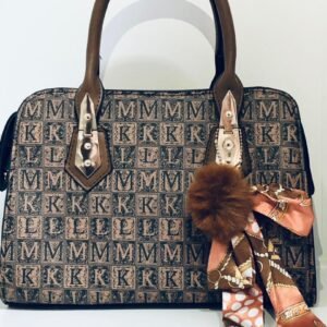 Bolso de mano con estampado de monograma "MM", asas de cuero marrón y un accesorio colgante decorativo de borla y pañuelo.
