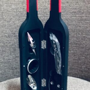 Kit de accesorios para amantes del vino que incluye sacacorchos, anillo antigoteo y tapón vertedor de acero inoxidable, todo presentado en un estuche magnético con forma de botella