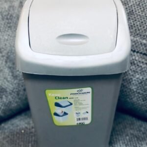 Cesto de basura de plástico Princeware Clean con tapa basculante.
