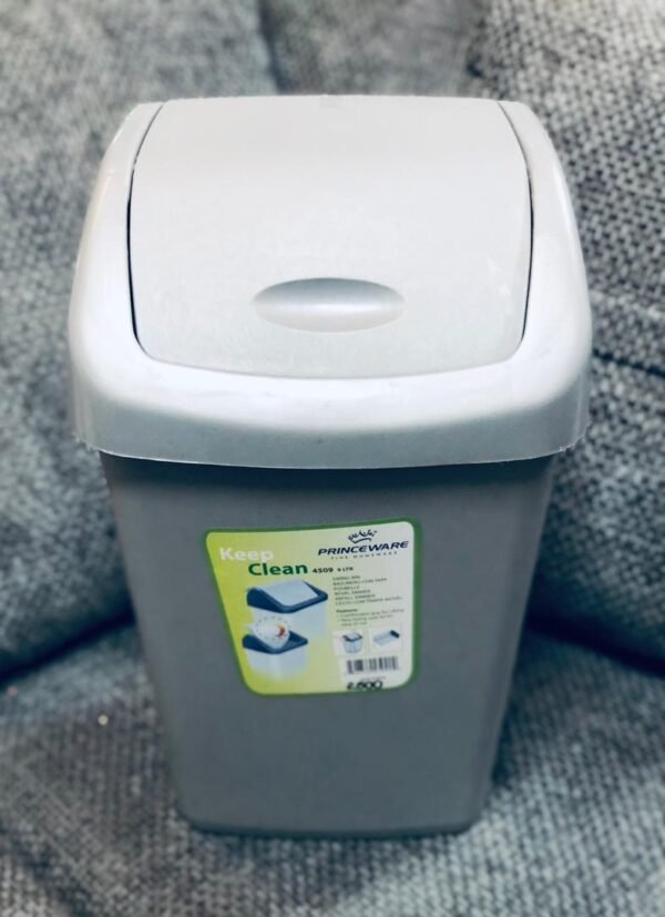 Cesto de basura de plástico Princeware Clean con tapa basculante.