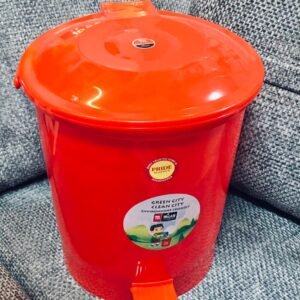 Cubo de basura de plástico con pedal de color rojo