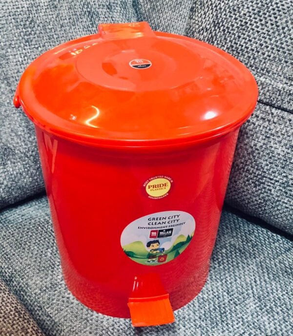 Cubo de basura de plástico con pedal de color rojo
