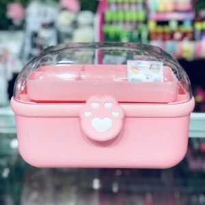Caja organizadora de color rosa con tapa transparente, ideal para guardar accesorios de cabello, maquillaje o artículos de papelería.