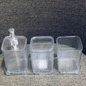 Conjunto de accesorios de baño transparente con textura de cuentas gráficas, similar al estilo de la colección Malcolm de Fortessa