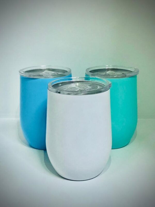 Vasos térmicos de acero inoxidable sin tallo, ideales para mantener bebidas frías o calientes.