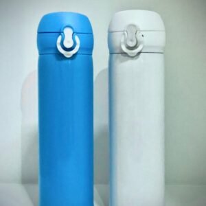Botella térmica de acero inoxidable con tapa de bloqueo, ideales para mantener bebidas frías o calientes.