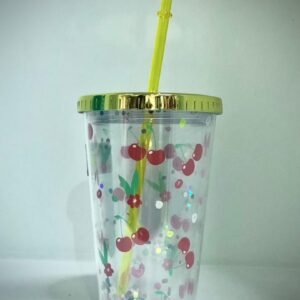 Vaso de doble pared con diseño de cerezas, tapa y popote, frecuentemente comercializado como vaso de acrílico o plástico estilo kawaii.