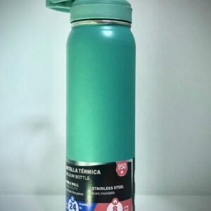 Botella de agua aislada de acero inoxidable, similar a los modelos de 24 oz.