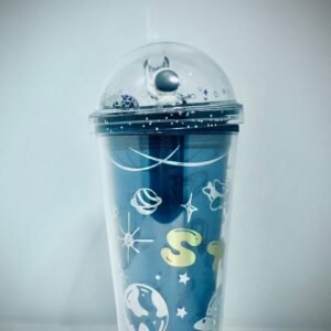 Vaso con tapa y sorbete con temática espacial, conocido como vaso de astronauta o vaso espacial.