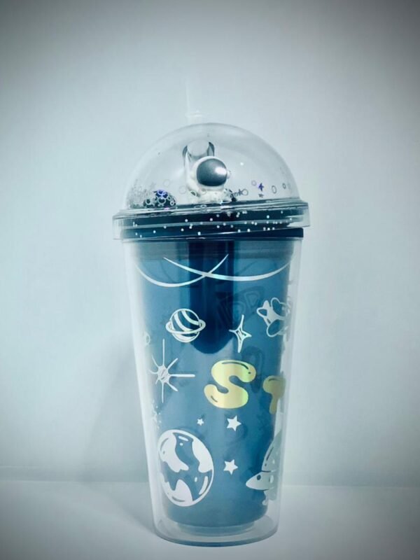 Vaso con tapa y sorbete con temática espacial, conocido como vaso de astronauta o vaso espacial.