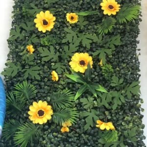 Panel de muro verde artificial con flores.