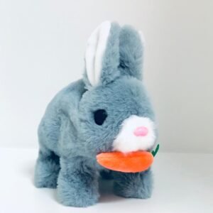 Juguete interactivo de peluche con forma de conejito gris que sostiene una zanahoria naranja.