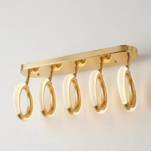 Lámpara de pared decorativa con cinco focos LED ajustables montados sobre una base dorada, ideal para iluminación de interiores.
