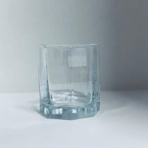 Vaso de vidrio con forma octogonal