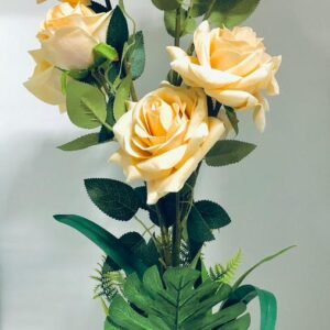 Arreglo floral de rosas amarillas artificiales