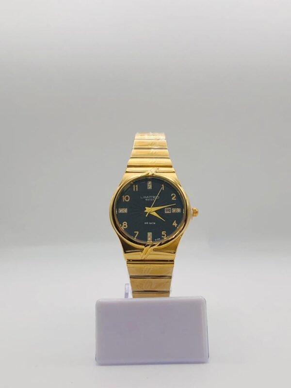 Reloj analógico de cuarzo dorado con esfera negra y correa de acero inoxidable tipo brazalete