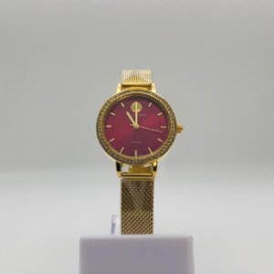 Reloj Versus Versace Mouffetard con correa de malla dorada y esfera roja.
