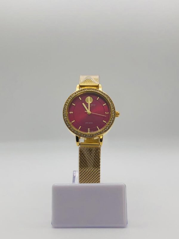 Reloj Versus Versace Mouffetard con correa de malla dorada y esfera roja.