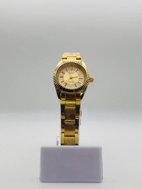 Reloj dorado de la marca Limited con movimiento de cuarzo.