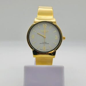 Reloj de pulsera dorado marca Salco con movimiento de cuarzo japonés y esfera blanca.