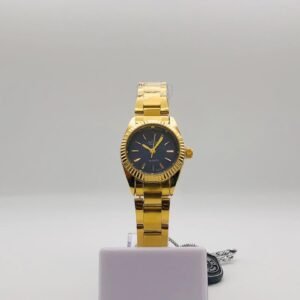Reloj de pulsera Invicta para hombre con movimiento de cuarzo, caja y brazalete dorados y esfera negra
