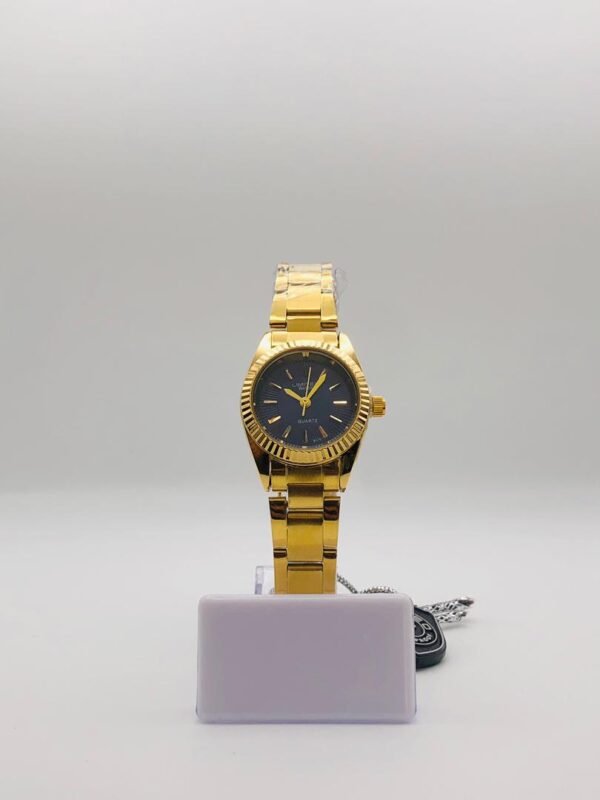 Reloj de pulsera Invicta para hombre con movimiento de cuarzo, caja y brazalete dorados y esfera negra