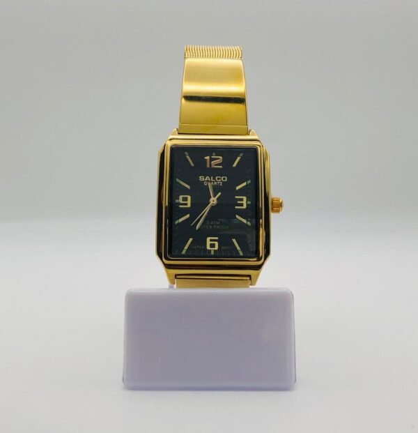 Reloj Salco de cuarzo dorado con esfera rectangular negra.