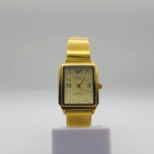 Reloj de pulsera para mujer con caja rectangular dorada y extensible metálico de la marca Salco.