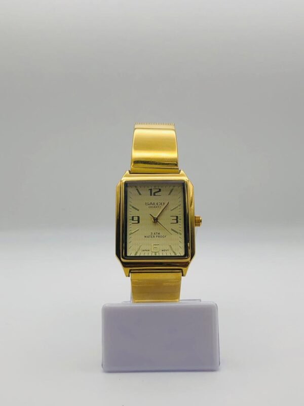 Reloj de pulsera para mujer con caja rectangular dorada y extensible metálico de la marca Salco.