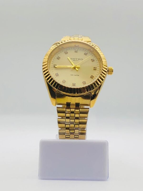 Reloj modelo de la marca Limited Edition, diseñado con una estética clásica inspirada en relojes de lujo icónicos.