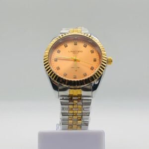 Reloj de pulsera de cuarzo bicolor de la marca Limit, con esfera de color melocotón, bisel estriado dorado y marcadores de hora de cristal.