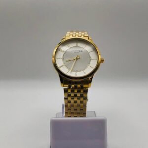 Reloj de la marca Limited con acabado en tono dorado.