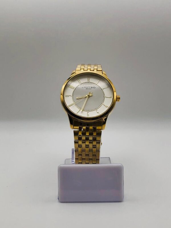 Reloj de la marca Limited con acabado en tono dorado.