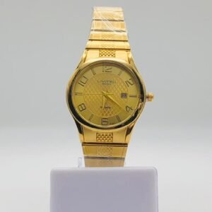 Reloj de pulsera dorado para hombre con una esfera texturizada y números grandes.