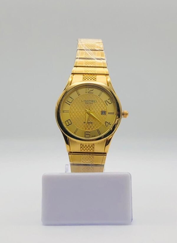 Reloj de pulsera dorado para hombre con una esfera texturizada y números grandes.