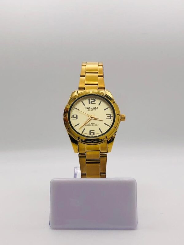 Reloj de pulsera dorado marca Salco con movimiento de cuarzo.