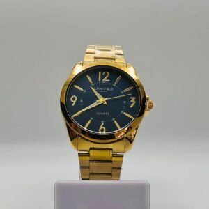 Reloj dorado con esfera negra de la marca Salco.
