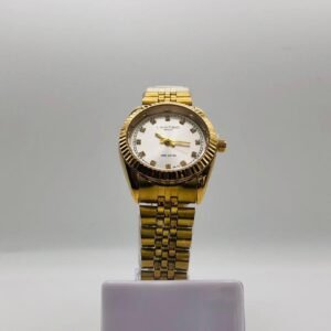 Reloj de pulsera dorado de estilo clásico con esfera blanca y marcador de cristal.