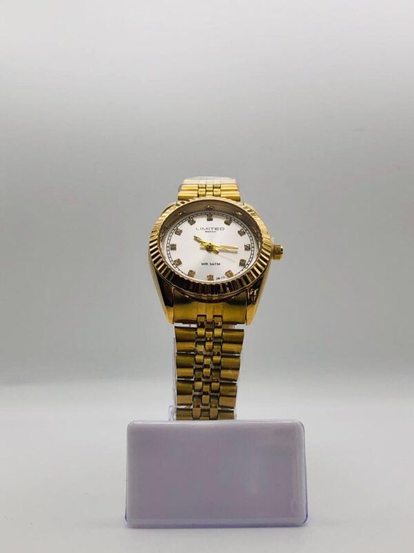 Reloj de pulsera dorado de estilo clásico con esfera blanca y marcador de cristal.