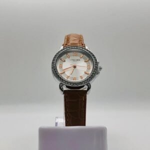 Reloj de pulsera para mujer con esfera plateada, bisel con incrustaciones de cristales y correa de cuero marrón