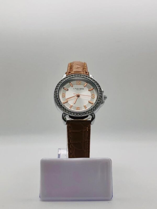 Reloj de pulsera para mujer con esfera plateada, bisel con incrustaciones de cristales y correa de cuero marrón