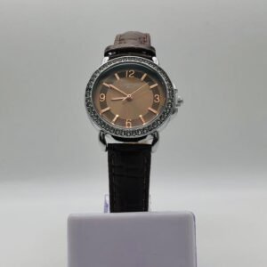 Reloj de pulsera para mujer con esfera marrón y correa de cuero.