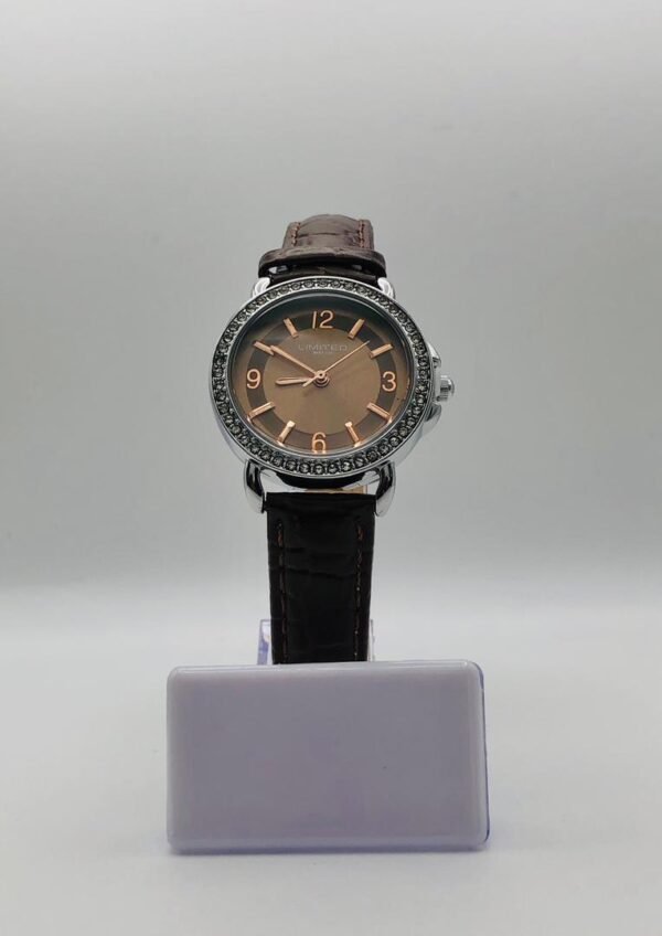 Reloj de pulsera para mujer con esfera marrón y correa de cuero.