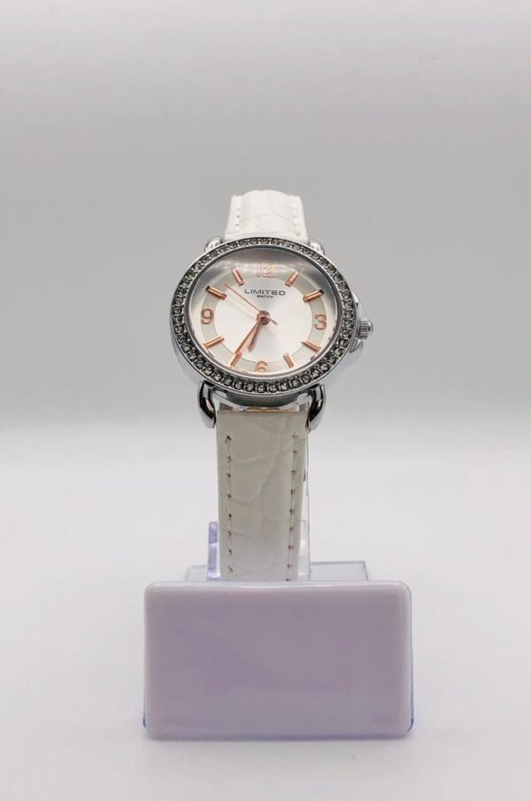 Reloj de mujer de la marca Limited con una correa de cuero blanca y una esfera adornada con cristales.