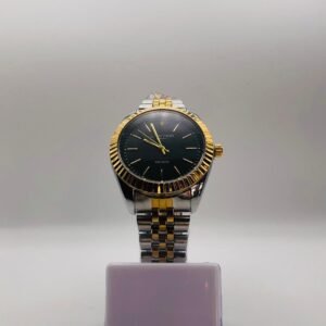 Reloj con esfera negra y brazalete bicolor.