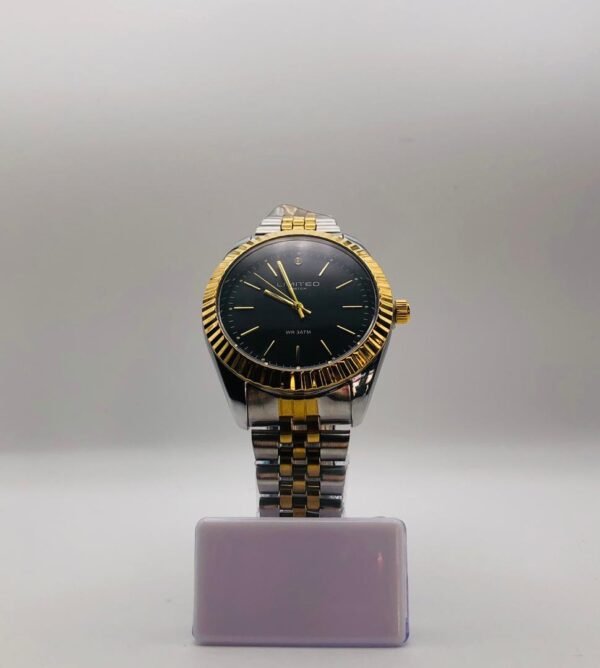Reloj con esfera negra y brazalete bicolor.