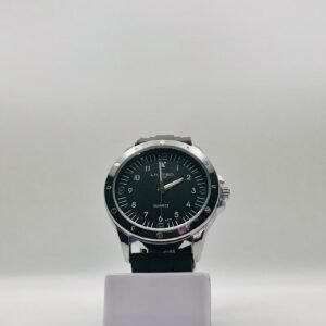 Reloj Limitec de cuarzo con caja negra y esfera oscura.