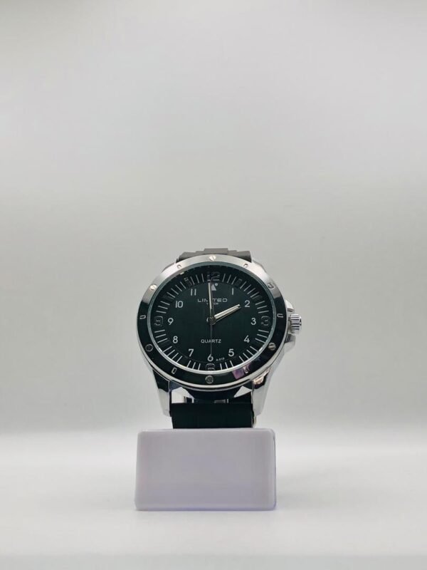 Reloj Limitec de cuarzo con caja negra y esfera oscura.