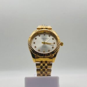 Reloj analógico de cuarzo en tono dorado con una esfera blanca y marcadores de hora con incrustaciones de cristal